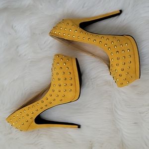 Studded women's pumps